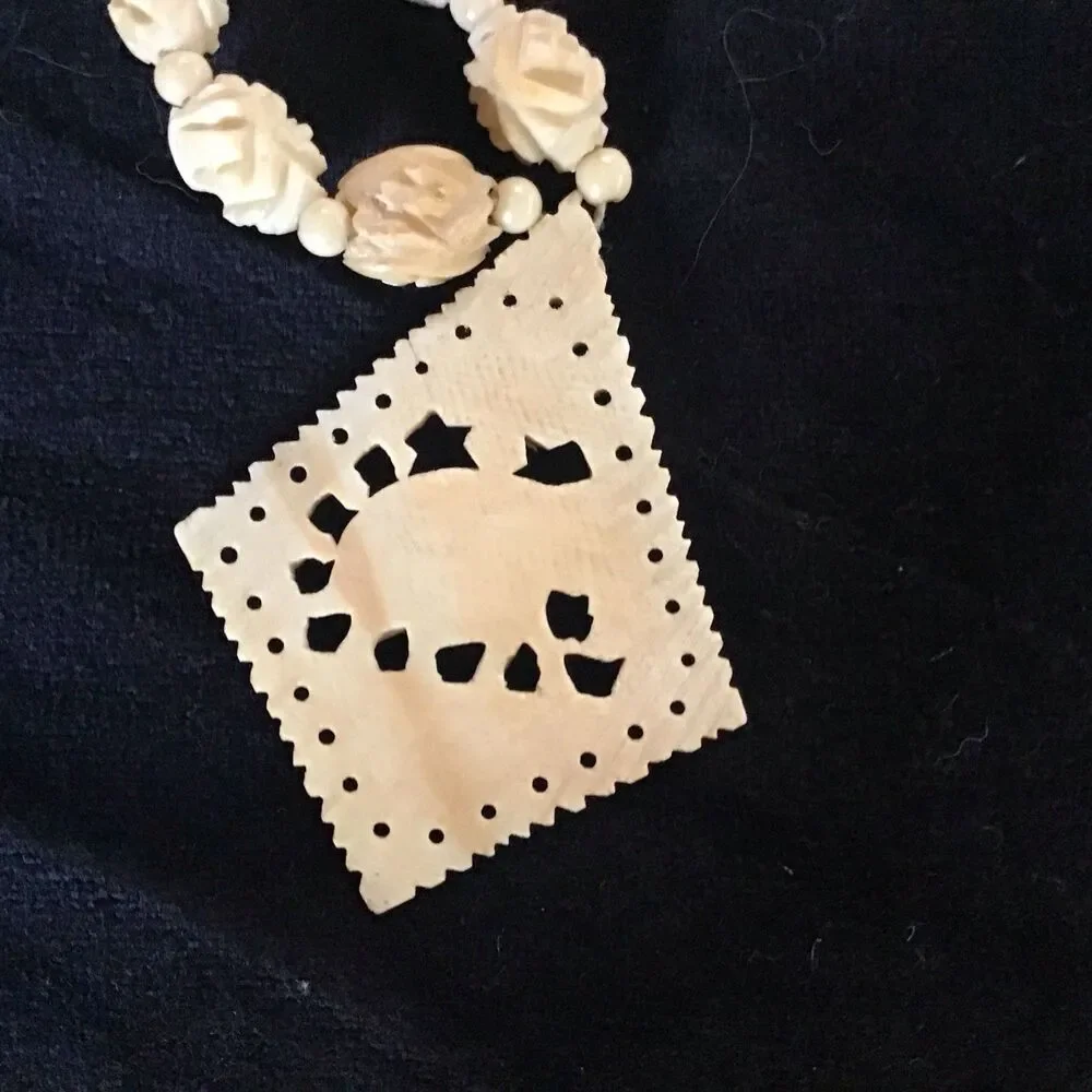 Vintage Ivory Tone Plastic Souvenir Necklace Elephant Pendant 17” Barrel Clasp